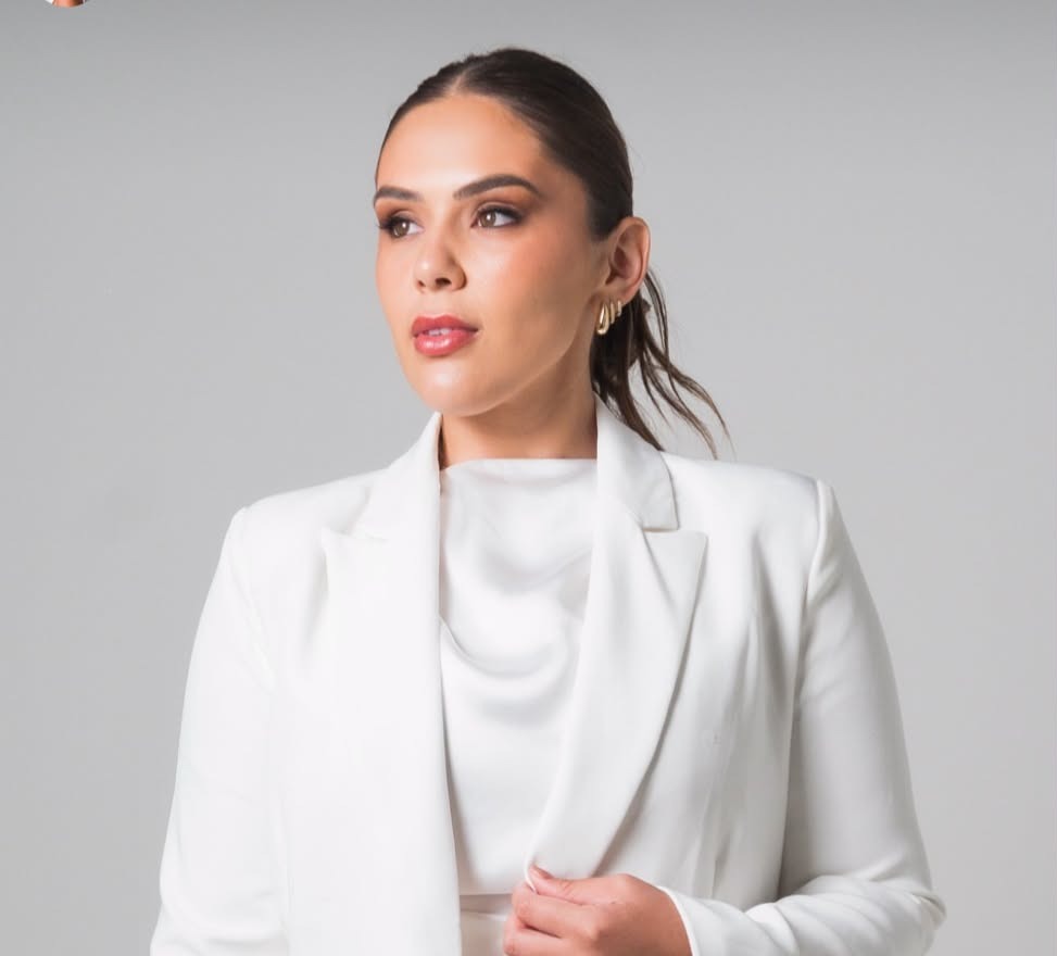 Dra. Tatiana Militz de blazer branco em estúdio
