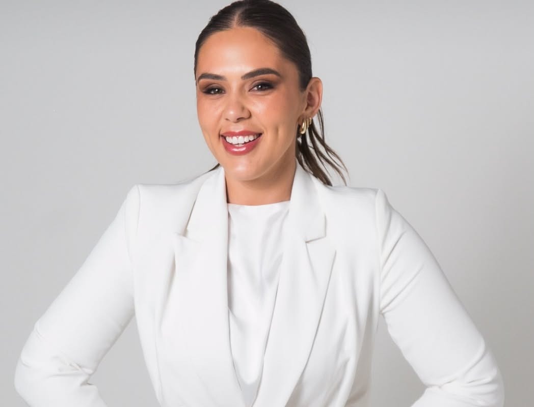 Dra. Tatiana Militz sorrindo, de blazer branco